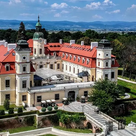 Theresia Chateau - Bed & Breakfast